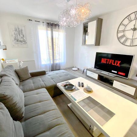 Le Cafe Charmant, Appartement Dans Immeuble Avec Parking Barriere, Balcon LʼArbresle Eksteriør billede